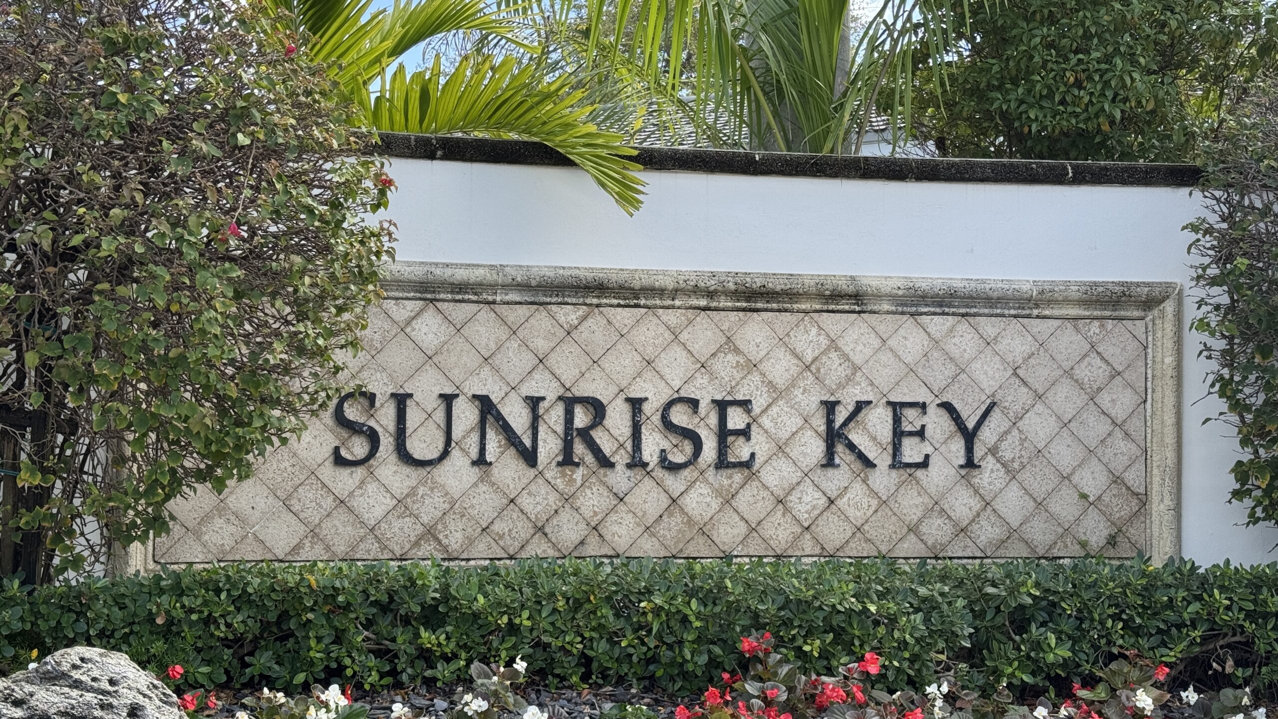 a neighborhood sign that say Sunrise Key